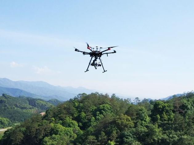 無人機為大山量“體溫” 硬核科技防山火(圖1) 無人機為大山量“體溫” 硬核科技防山火(圖1)
