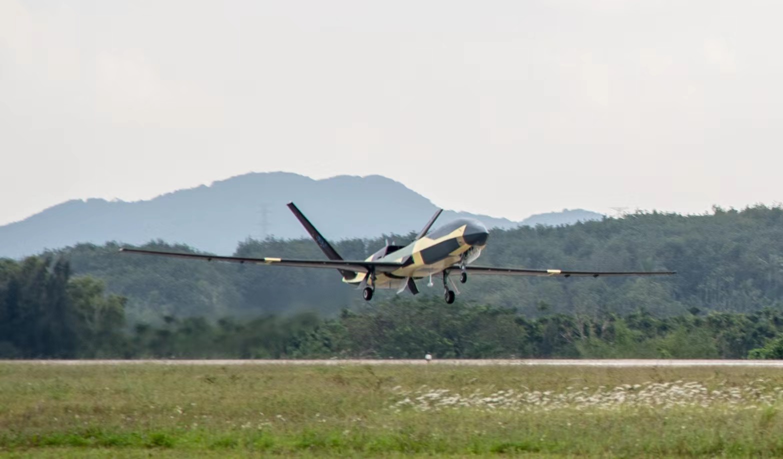 無人機(jī)氣象應(yīng)急觀測科研試驗成功啟動(圖1) 無人機(jī)氣象應(yīng)急觀測科研試驗成功啟動(圖1)