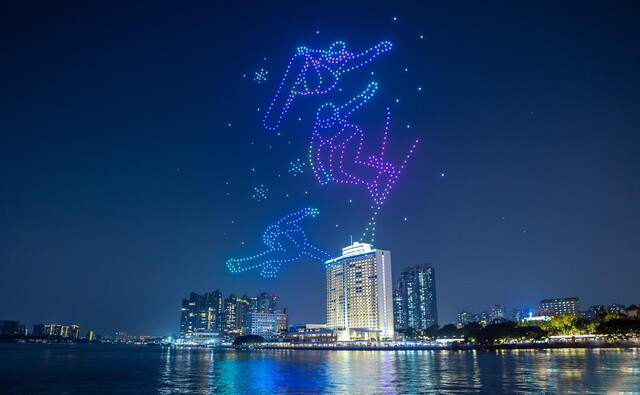 月圓之夜廣州白鵝潭無人機(jī)“星燈”閃耀(圖1) 月圓之夜廣州白鵝潭無人機(jī)“星燈”閃耀(圖1)