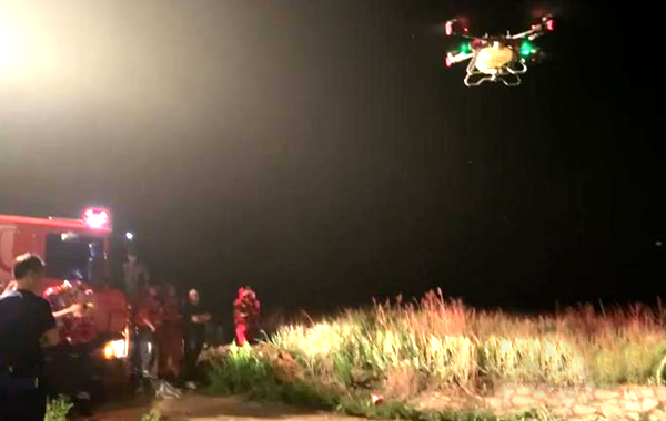 老人因河水暴漲被困 無人機(jī)聯(lián)合沖鋒舟成功救援(圖1) 老人因河水暴漲被困 無人機(jī)聯(lián)合沖鋒舟成功救援(圖1)